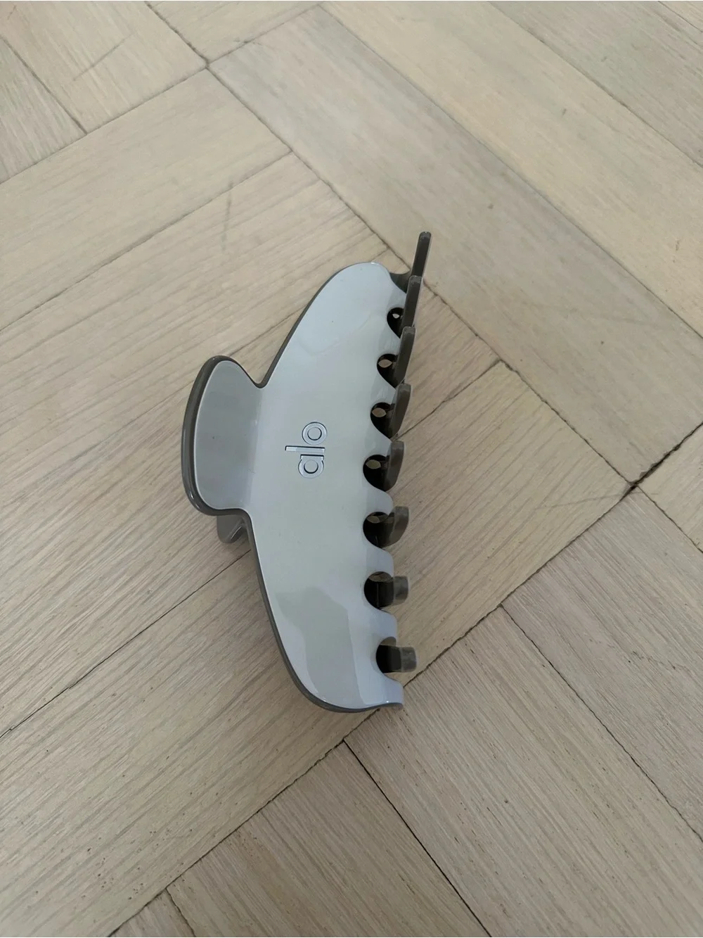 Alo Yoga Outline Claw Clip Grey White Taupe Like New